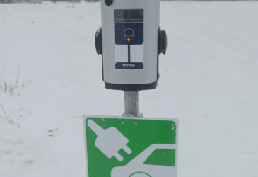 Sähköauton lataustolppa.