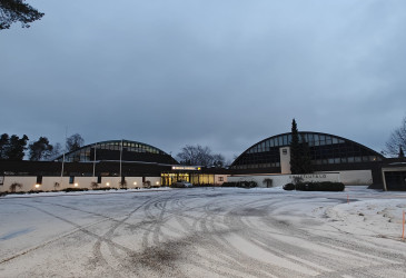 Urheilutalo ja uimahalli ulkoa päin tammikuussa 2025.