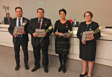 Mikko Airas (vas.), Ilkka Nokelainen, Minna Leinonen ja Arja Kujala saivat kunniamerkit.