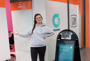 Nuorten palveluiden vastaava Johanna Mäkinen ohjaa Imatran Ohjaamon sisäänkäynnillä.