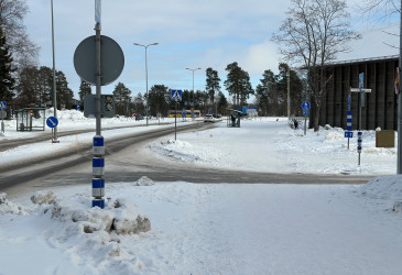 Suojatiemerkkejä risteysalueella.