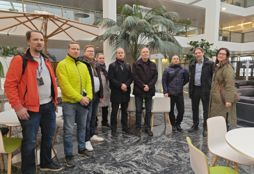 Erämuseon arkkitehtisuunnittelusta vastaavat toimijat kaupungintalon aulassa.