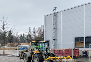 Katujen harjauskone liikkeellä.