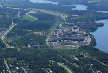 Ilmakuvassa Imatran Pelkolan alue ja Ovakon terästehdas Vuoksen rannalla.