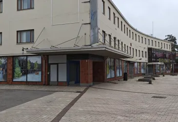 Väärätalo ulkoapäin kuvattuna lokakuussa 2024.