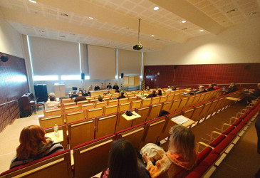Kaupunginvaltuutettuja seminaarissa auditoriossa.