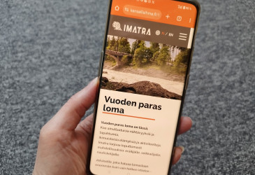 Kansallisihme-sivusto matkapuhelimen näytöllä.