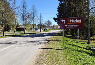 Mainoskyltti kadun oikeassa reunassa.