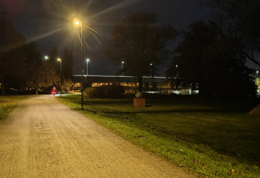 Polku valaistuna pimeällä.