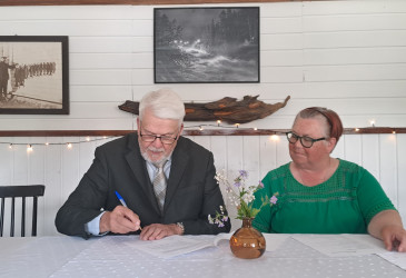 Erämuseosäätiön puheenjohtaja Matti Viialainen ja kalastusmuseoyhdistyksen puheenjohtaja Stina Koivisto.