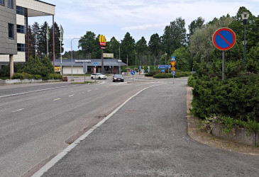 Kadun varressa pysäköinti kielletty liikennemerkki.