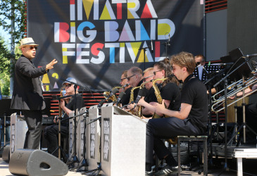 Imatra Big Band soittaa Antti Rissasen johtamana, taustalla Imatra Big Band Festivalin juliste.