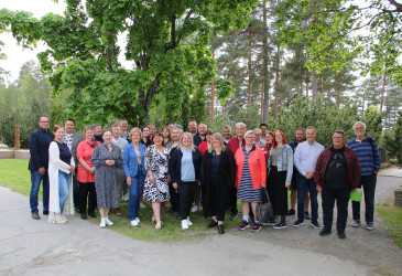 Kaupunginvaltuusto kesäisessä maisemassa valtuustoseminaarissa.