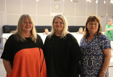 Kaupunginvaltuuston 1. varapuheenjohtaja Hanna-Kaisa Lähde (vasemmalla), puheenjohtaja Anna Helminen ja 2. varapuheenjohtaja Pia Rantanen.