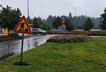 Imatran Prisman edessä oleva liikenneympyrä ja tietyömerkki.
