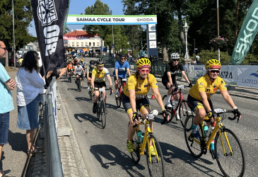 Pyöräilijöitä startannut matkaan Imatrankosken sillalla Saimaa Cycle Tour-tapahtumassa.