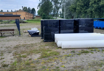Viemäreiden valkoisia sujutusputkia maassa hiekkakentällä.