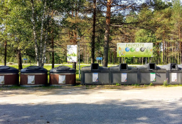 Aluekeräyspisteellä useita jäteastioita rivissä.