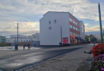 Kerrostalo, jonka päätyseinä on valkoinen.