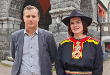 Kaupunginjohtaja Matias Hilden ja Peerâ Hotels & Cottages -yhtiön toimitusjohtaja Hilla-Rina Palokari Valtionhotellin edustalla.