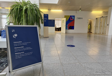 Yhteispalvelupiste kaupungintalon aulassa.