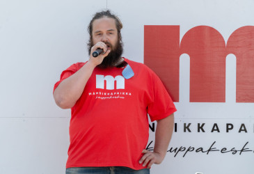 Tuomas Rautio puhumassa mikrofoniin.