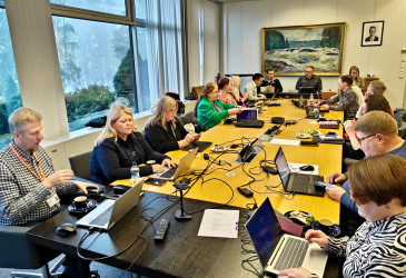 Kaupunginhallitus kokoushuoneessa.