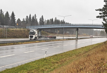 Moottoritien ylittävä sininen ylikulkukäytävä.