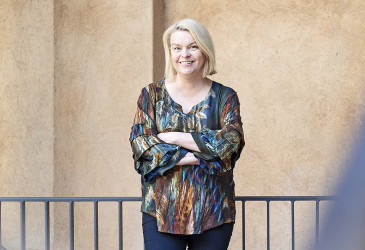 Näyttelijä Elina Knihtilä poseeraa kohti kameraa.