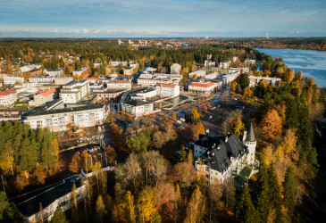 Ilmakuva Imatrankoskelta Vuoksen varrelta aurinkoisen syyspäivänä.