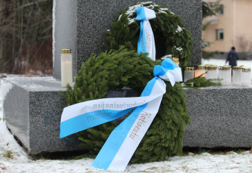 Kunniaseppele sankarimuistomerkillä.