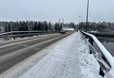 Tornansilta harmaana talvipäivänä, auto ajaa sillalla.