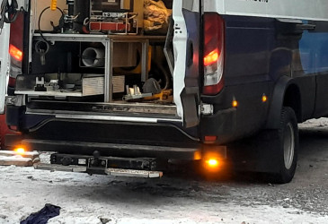 Pakettiauton takaovi auki, sisällä viemäreiden sujutukseen tarvittavaa laitteistoa.