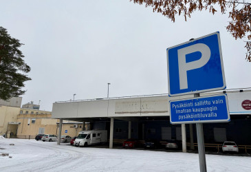 Vääräntalon parkkialue.
