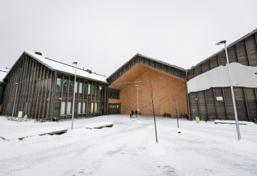 Puinen koulurakennus talvella.