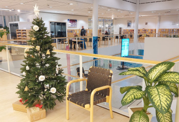 Joulupuu kirjastotilassa.