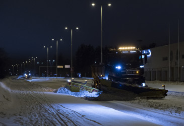 Kaksi auta-autoa pimeällä kadulla.