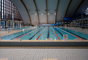 Uimahalli kuvattuna uimaratojen päädystä.