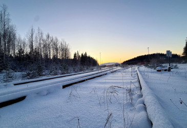 Pelkolan alueen junaraiteita ja teollisuushalli talvimaisemassa.