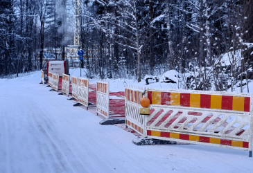 Tien reunassa alue rajattu työmaa-aidoilla.