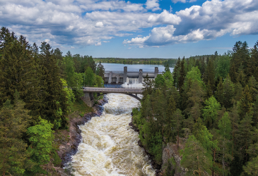 Kesällä kuohuva Imatrankoski ilmakuvana.