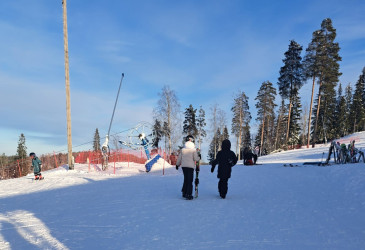Ihmisiä laskettelurinteessä.