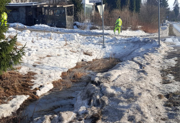Airolankadulla huomioasuisia työntekijöitä keväthankien aikaan.