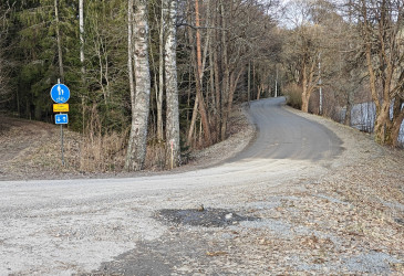 Hiekkatie keväällä.