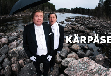 Kaksi henkilöä frakeissa seisoo kivikkoisella joenrannalla metsäisessä maisemassa; toinen pitää mustaa sateenvarjoa. Oikealla kuvassa teksti ”Sirkku Peltola – Kärpäset”.