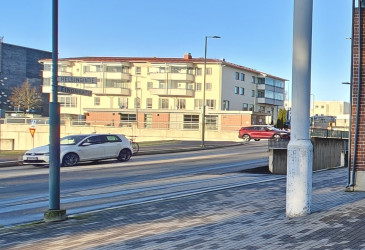 Kaupungin kadulla kaksi autoa.
