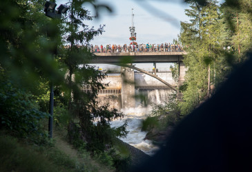 Koskinäytös, sillalla ihmisiä.