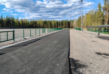 Sorakenttä aidattuna ja vierellä asfaltoitu alue.