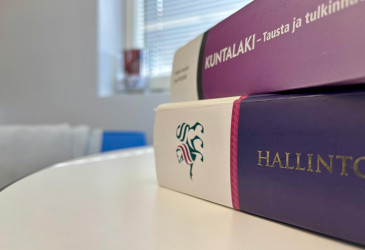 Kaksi lakikirjaa pöydällä.