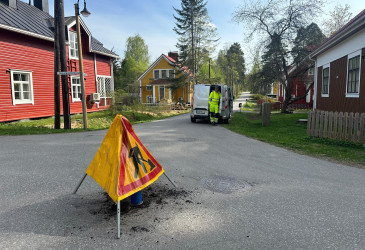 Varoituskolmio asfalttitiellä